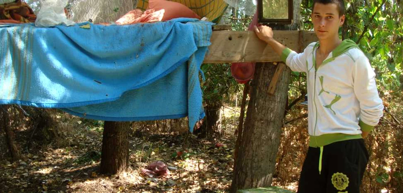 Marian Moga a fost izgonit de acasă de părinţi şi trăieşte într-o casă construită în copaci