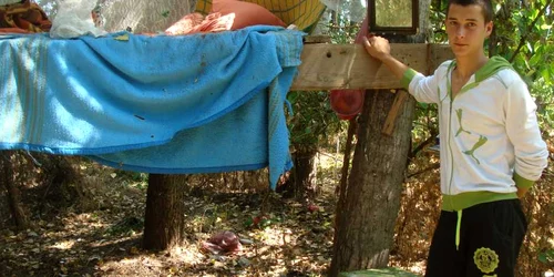 Marian Moga a fost izgonit de acasă de părinţi şi trăieşte într-o casă construită în copaci