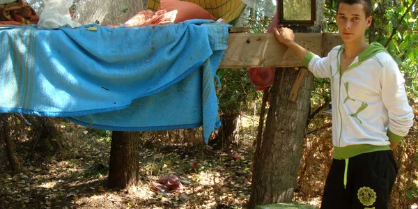 Marian Moga a fost izgonit de acasă de părinţi şi trăieşte într-o casă construită în copaci