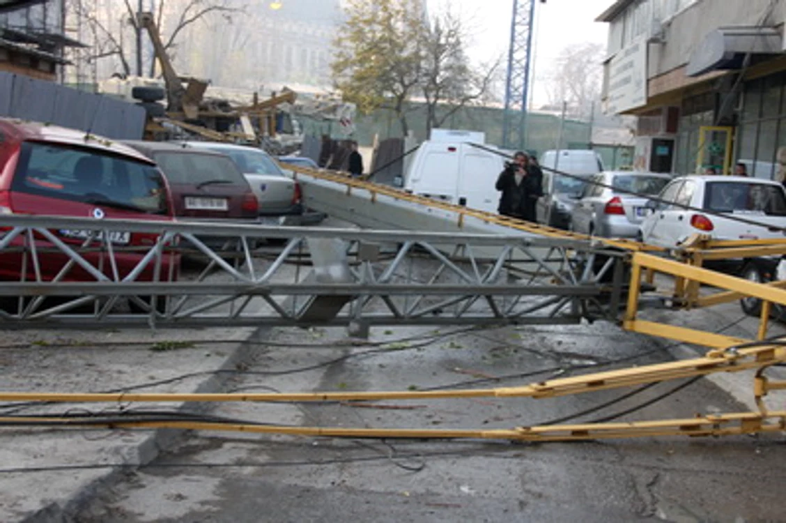 
    Macaraua a căzut dintr-un camion și a lovit trei mașini pe DN1 (foto:arhivă)  