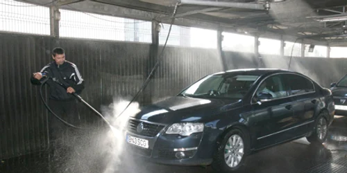 Angajaţii spălătoriilor auto se plâng că nu fac faţă comenzilor