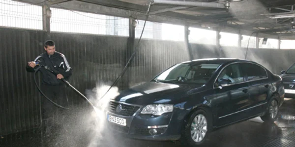 Angajaţii spălătoriilor auto se plâng că nu fac faţă comenzilor