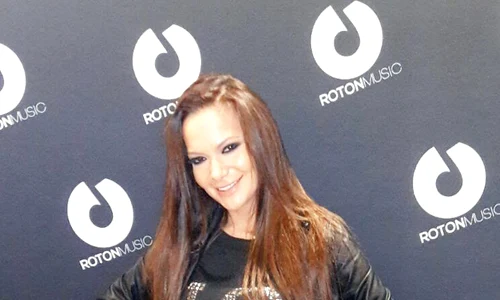 22 23 vedete andreea antonescu cu tifetz pe cap jpeg
