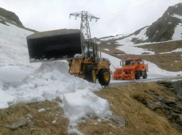 
    Utilajele deszăpezesc Transfăgărășanul de două săptămâniFoto:facebook Direcția Regională de Drumuri și Poduri Brasov  