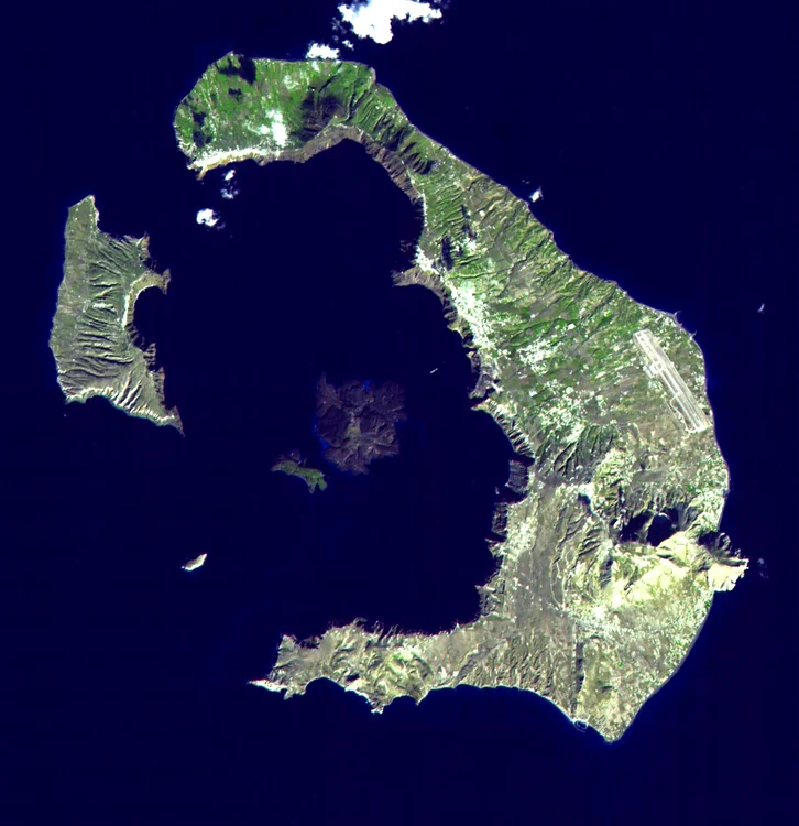 Santorini, imagine din satelit. Golful din centrul insulei este craterul format de erupția antică