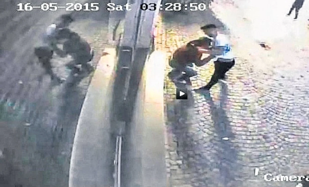 Momentul în care un bărbat a fost înjunghiat pe o stradă din Centrul Istoric a fost surprins de camerele de luat vederi