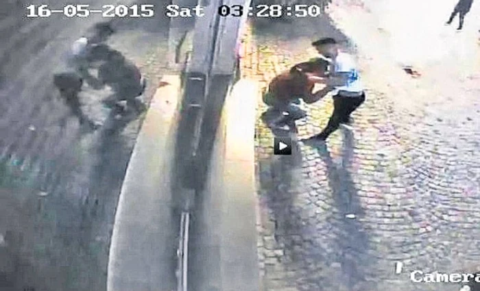 
    Momentul în care un bărbat a fost înjunghiat pe o stradă din Centrul Istoric a fost surprins de camerele de luat vederi   