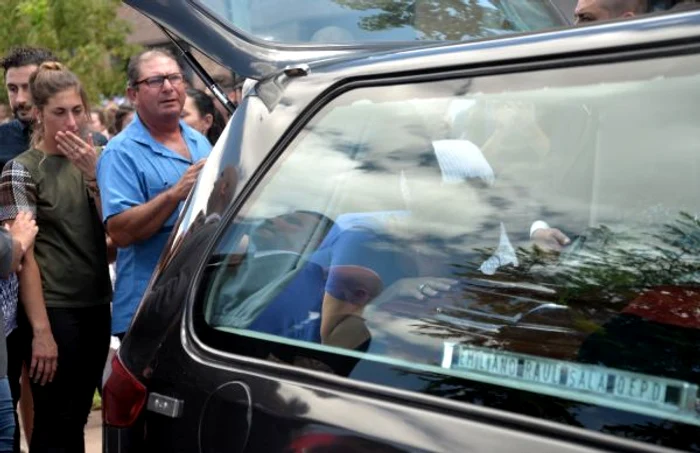 Horacio Sala (în cămaşă albastră), la funeraliile fiului său, Emiliano, pe 16 februarie 2019 Foto EPA EFE