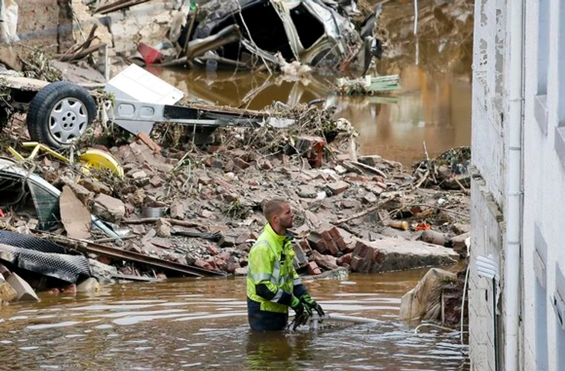 
    Belgia. Clădirile izbite de șuvoaie au rămas fără pereți Foto: EPA-EFE  