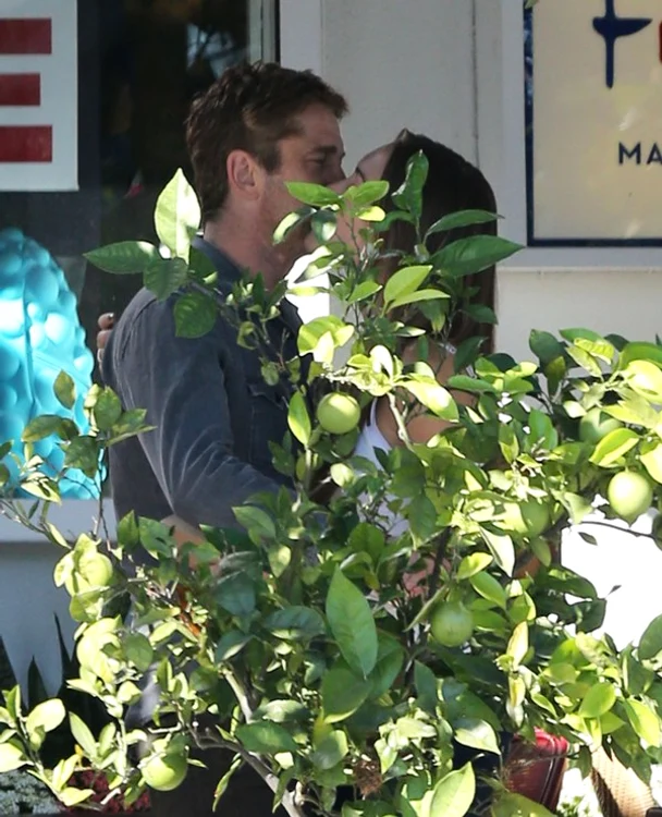 Gerard Butler o pupă pe noua sa iubită (foto Hepta)