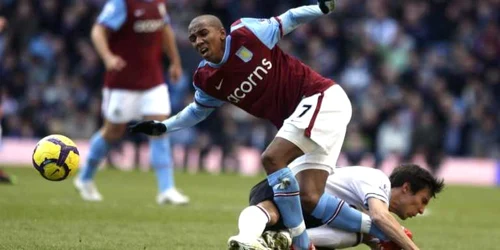 Ashley Young, contrat dur de un adversar în Premier League