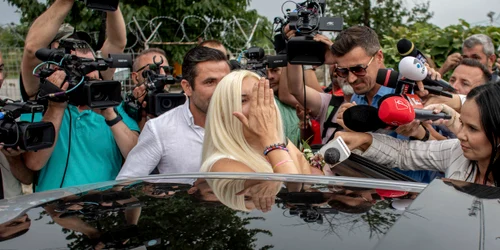 Elena Udrea face declarații de presă la eliberarea din Penitenciarul de Femei Târgșor, Prahova. FOTO Inquam Photos / Ovidiu Micsik