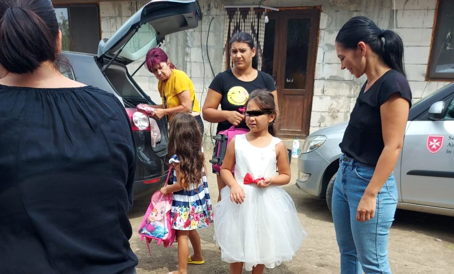 Alexandra (în dreapta) alături de copiii pe care îi sprijină FOTO Alexandra Tabă