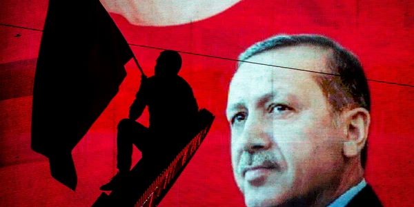  Un susţinător al preşedintelui turc Recep Tayyip Erdogan cu un steag e fotografiat în dreptul unui panou electronicîn timpul unui miting din Piaţa Kizilay la Ankara Turcia FOTO Guliver/ Getty Images / Chris McGrath