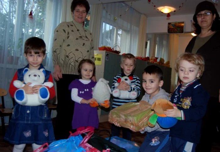 Copiii slătineni le-au trimis jucării,haine şi rechizite copiilor din comuna Seaca