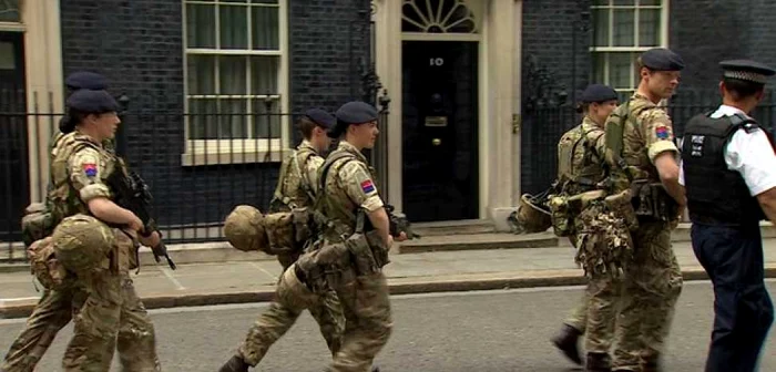 Soldaţi britanici prin în faţa reşedinţei premierului Marii Britanii