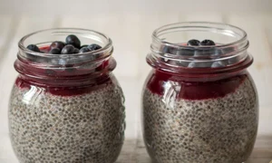 Budinca de chia cu sos cald de fructe de padure jpeg