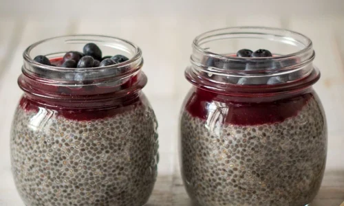 Budinca de chia cu sos cald de fructe de padure jpeg