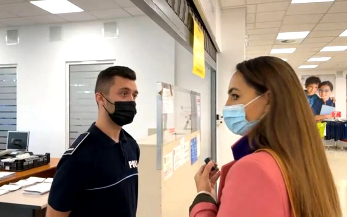 Anamaria Gavrilă, în faţa Serviciului de Înmatriculări şi Permise Auto. Sursa: captură Facebook