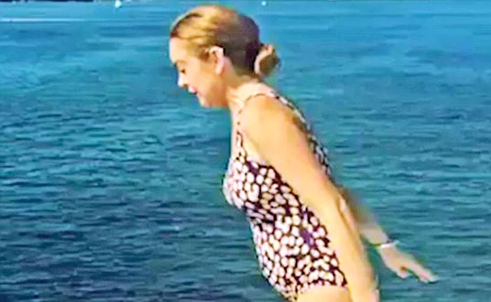 Lindsay are pântecele bine rotunjit
