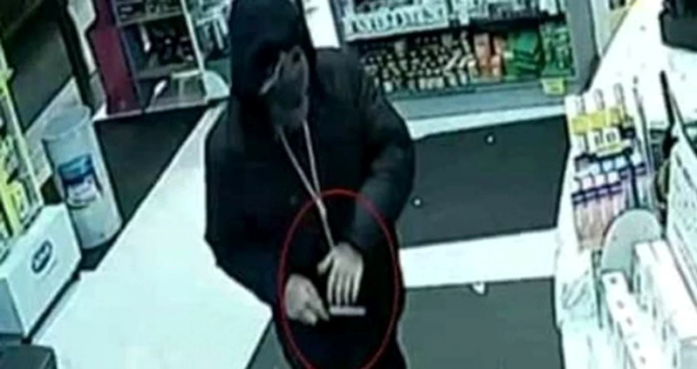 Atacatorul a fost surprins de către camerele de supraveghere din incinta farmacieiFoto: debraila.ro