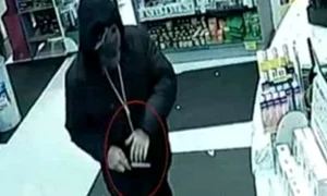 jaf armat intr o farmacie din braila un barbat mascat a amenintat angajatele cu un cutit si a furat 567510 jpeg