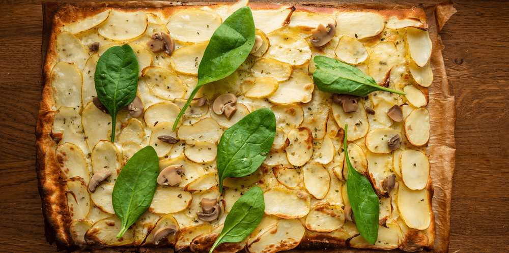  Pizza cu cartofi: o rețetă fenomenală născută din „cucina povera“. Are doar trei ingrediente