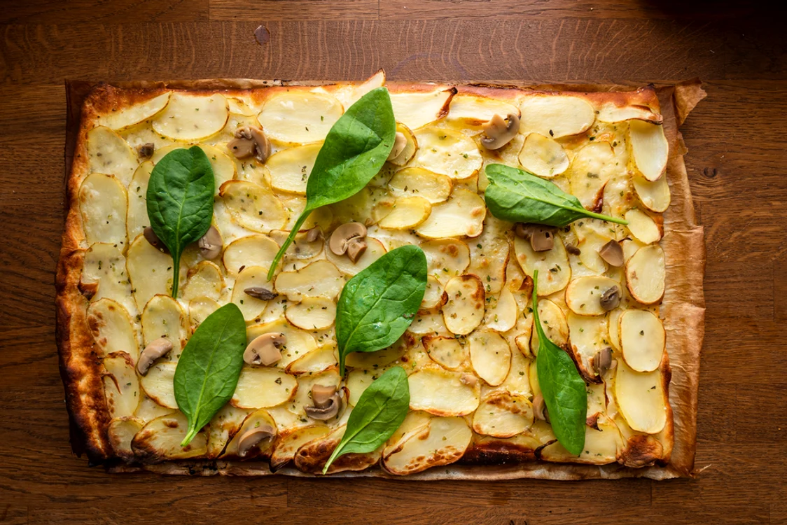 Pizza cu cartofi, pe o masă