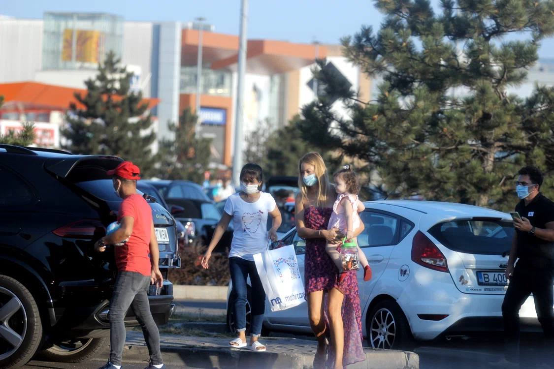 Soția lui Cristi Borcea, surprinsă de fotoreporterii Click! la mall Băneasa