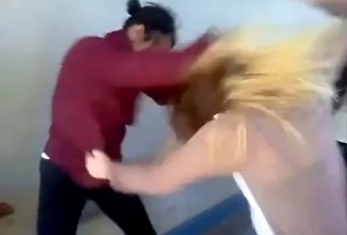 Fetele s-au păruit sub ochii colegilorfoto: ziarulevenimentul.ro