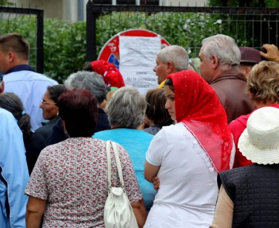 Înghesuială la alimentele primite prin programul sprijinit de UE. ARHIVĂ.