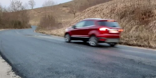 asfalt pe drumul spre lacul cincis