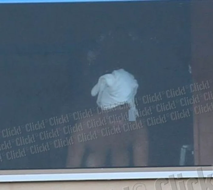 Bărbatul se află în spatele femeii, protejat de umbra puternică