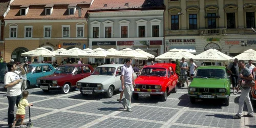 50 de Dacii de colecţie pot fi admirate în Piaţa Sfatului. FOTODacia Clasic