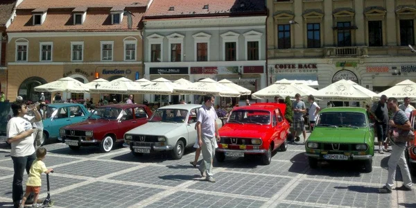 50 de Dacii de colecţie pot fi admirate în Piaţa Sfatului. FOTODacia Clasic