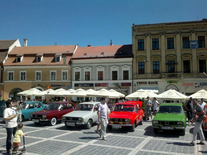 50 de Dacii de colecţie vor putea fi admirate în Piaţa Sfatului. FOTODacia Clasic.