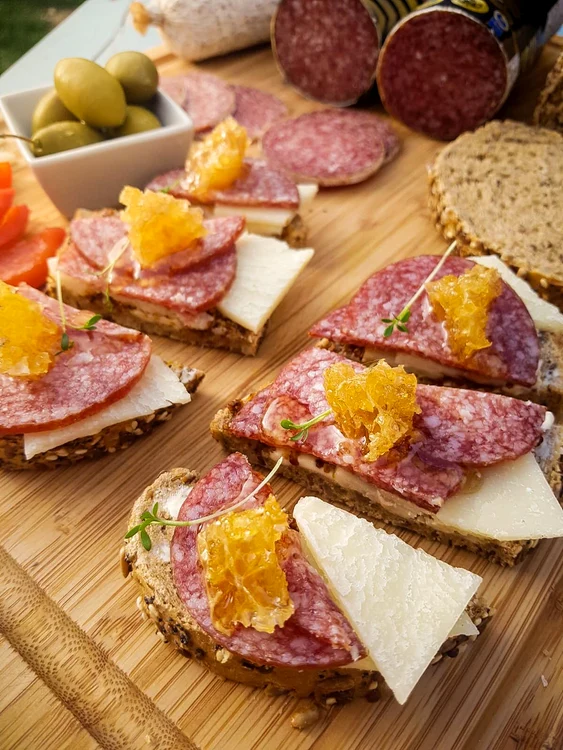 Salam de Sibiu: foodstyling Romana Rista Foto Arhivă personală