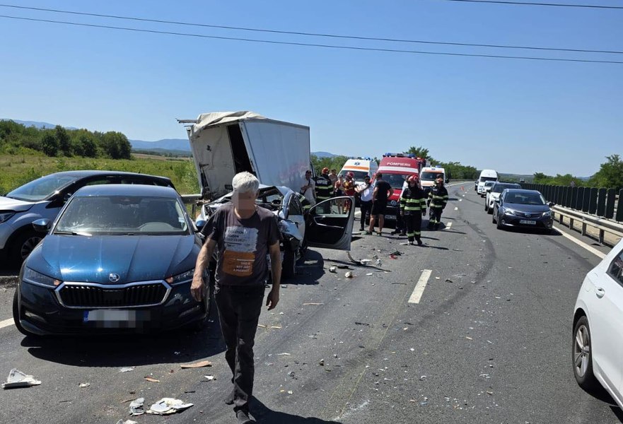 Accident în lanț pe Autostrada A1. Trei copii şi 11 adulți au fost răniți. Implicate: cinci autoturisme, un autotren şi o autoutilitară