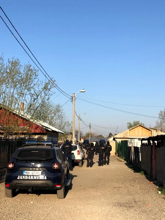Poliţişti la percheziţii
