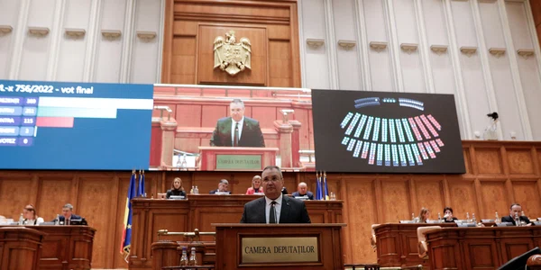 Prim-ministrul Nicolae Ciucă participă la votul legii bugetului de stat pe anul 2023, la Palatul Parlamentului din București. FOTO Inquam Photos / George Călin