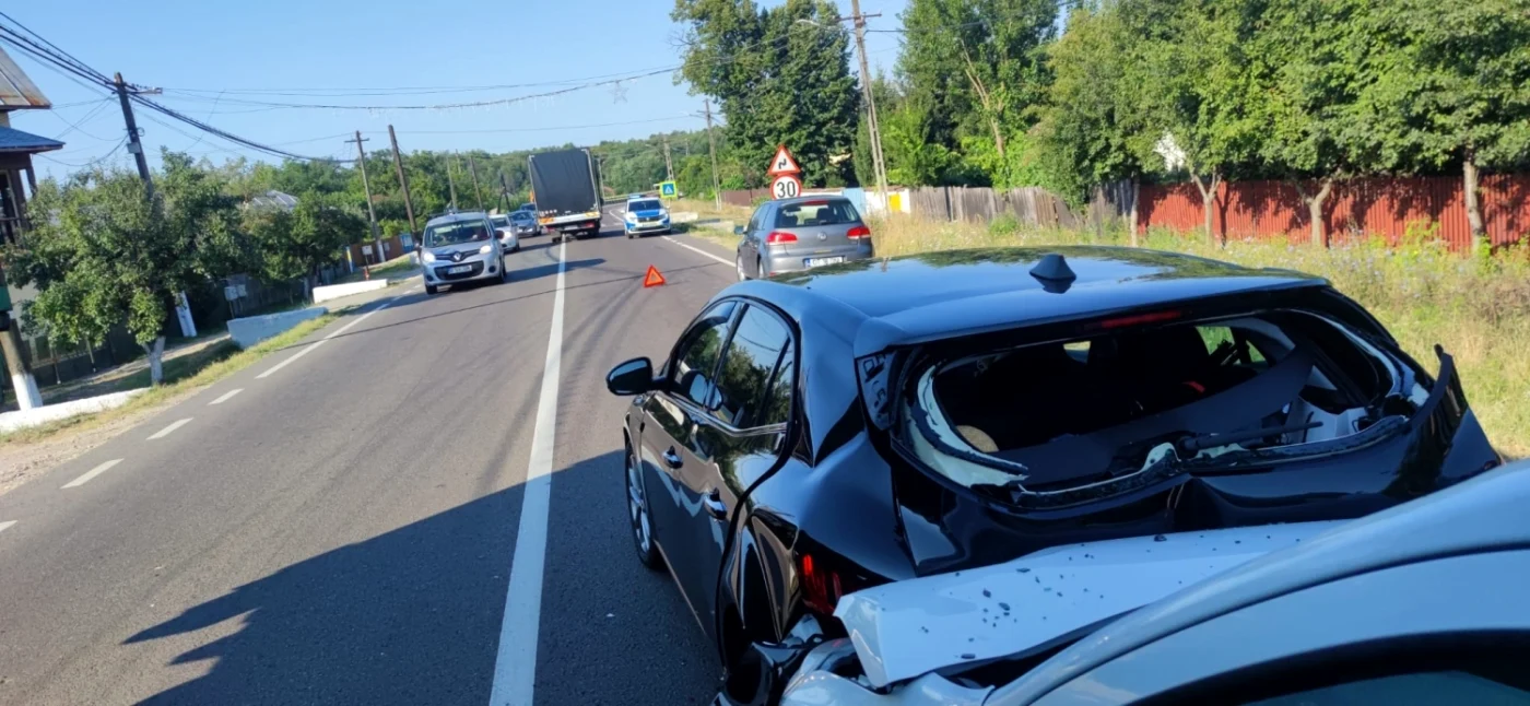 Trei autovehicule au fost implicate în eveniment FOTO: amator