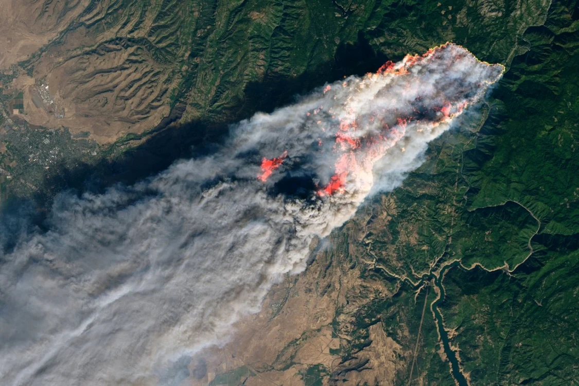 O imagine realizată de NASA arată focul de ardere din Paradise California Statele Unite ale Americii FOTO AFP  Joshua Stevens  NASA Earth Observatory