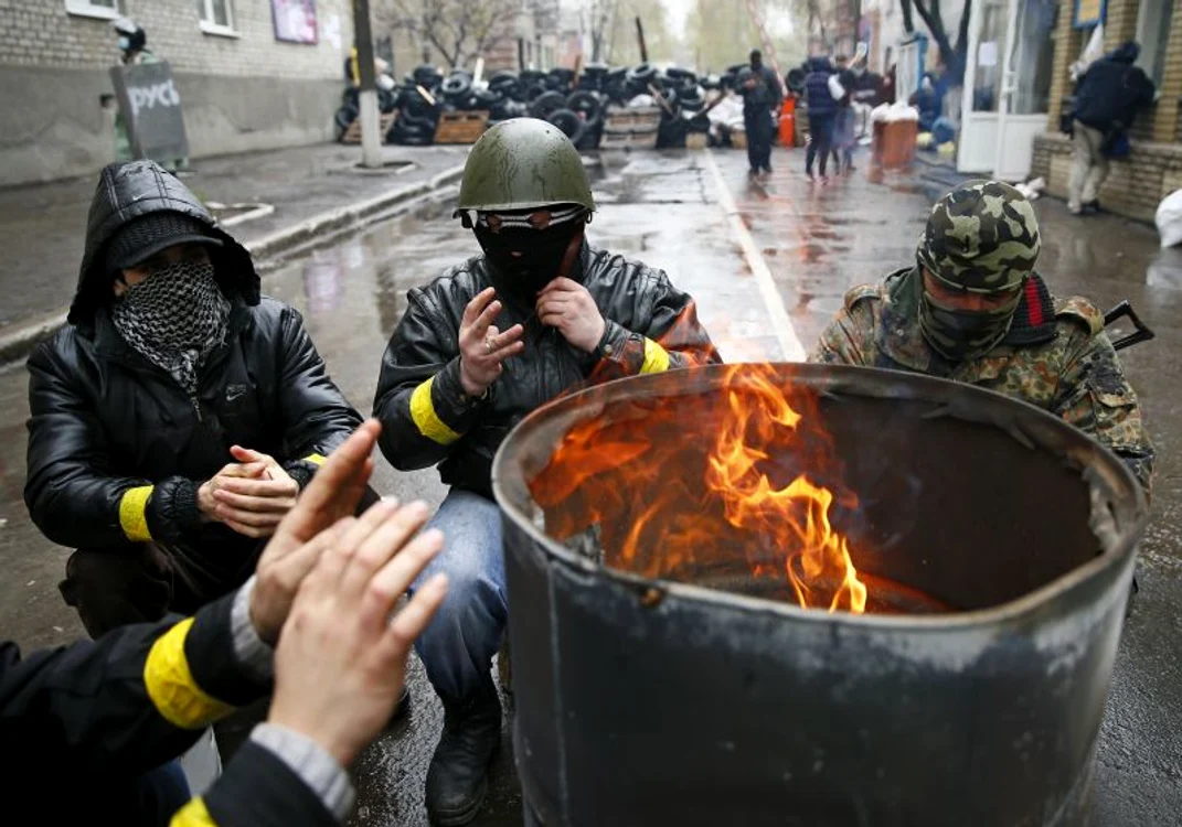 
    Militanţi proruşi în spatele unei baricade din oraşul Slaviansk. (Foto: Reuters)  