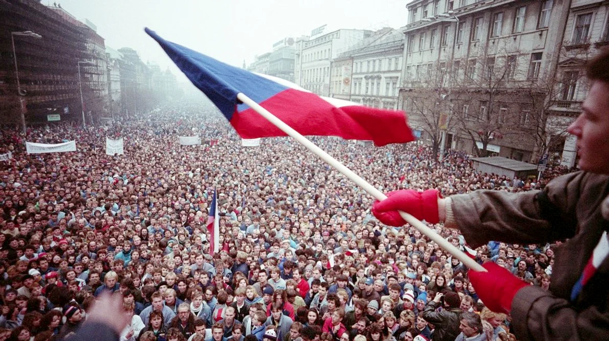 17 noiembrie: Începe Revoluţia de catifea din Cehoslovacia:o manifestare paşnică a studenţilor este reprimată de forţele de ordine jpeg