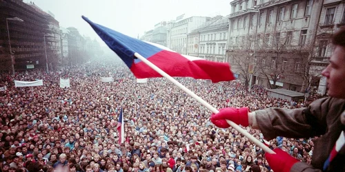 17 noiembrie: Începe Revoluţia de catifea din Cehoslovacia:o manifestare paşnică a studenţilor este reprimată de forţele de ordine jpeg