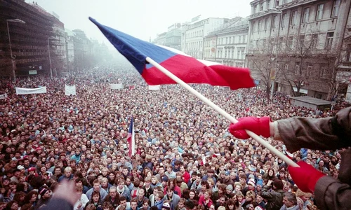 17 noiembrie: Începe Revoluţia de catifea din Cehoslovacia:o manifestare paşnică a studenţilor este reprimată de forţele de ordine jpeg