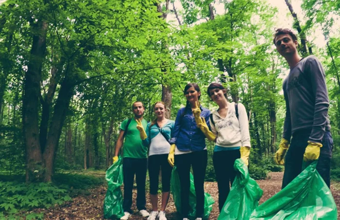 Voluntarii curăţa România de deşeuri FOTO letsdoitromania.ro