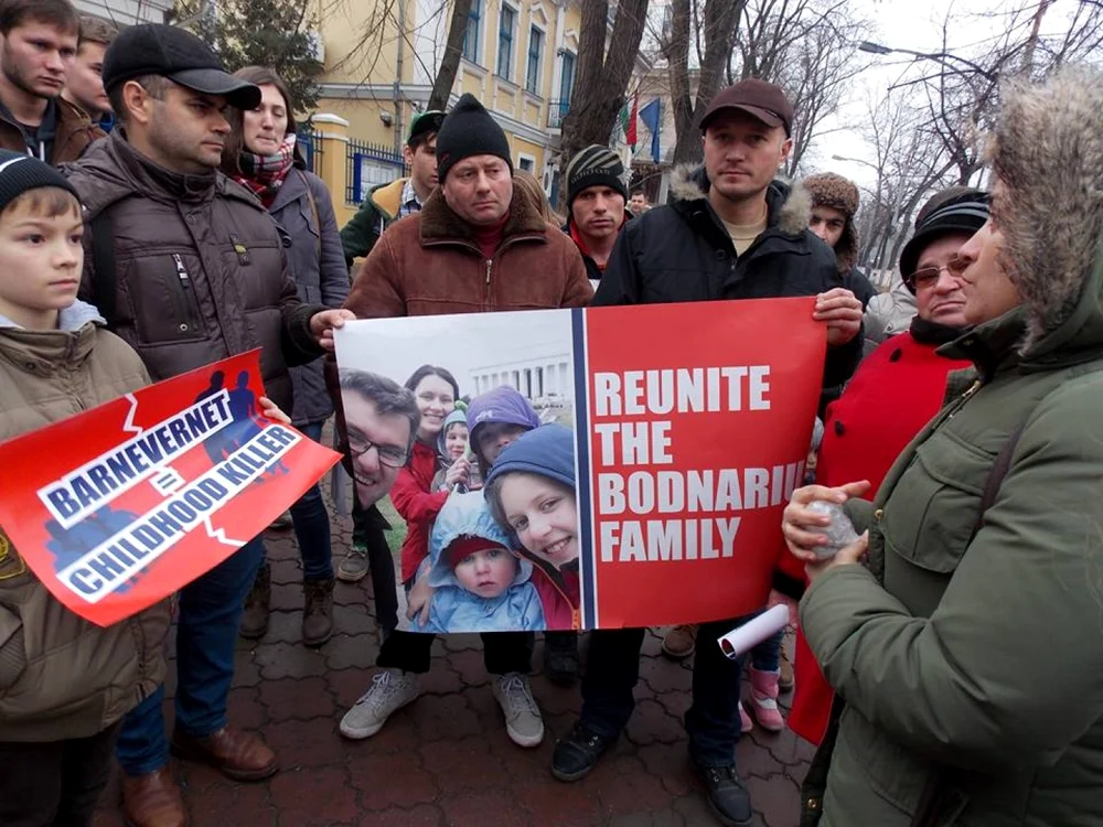 Protest pentru reunirea familiei Bodnariu, în faţa Ambasadei Norvegiei din Chişinău FOTO via rodiagnusdei.wordpress.com