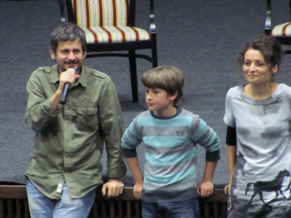 Regizorul Adrian Sitaru alături de actorul de 9 ani, Dan Hurduc, şi producătoarea filmului, Monica Lăzurean-Gorgan  FOTO: Florina Pop