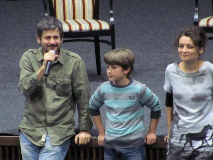 Regizorul Adrian Sitaru alături de actorul de 9 ani, Dan Hurduc, şi producătoarea filmului, Monica Lăzurean-Gorgan FOTO: Florina Pop